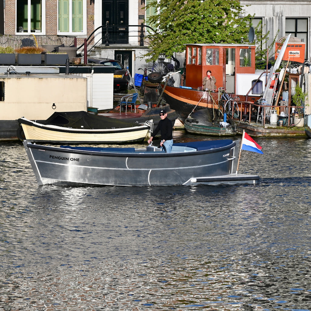 De Penguin Amsterdam - Nederland vlag (50x75 cm)