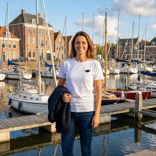 De Penguin - T met geborduurde Penguin